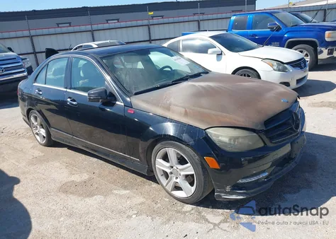 2011 Mercedes-Benz C 300 Luxury/Sport z USA, uszkodzony, nr VIN WDDGF5EB5BA468653